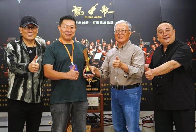 拨千金的秘密——靓歌音响铁板烧功放尊龙凯时app网站封面故事｜四两(图4)