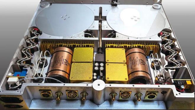 拨千金的秘密——靓歌音响铁板烧功放尊龙凯时app网站封面故事｜四两(图6)